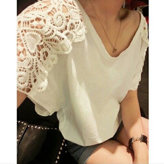 Blusa Branca com Renda nos ombros