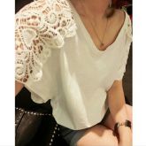 Blusa Branca com Renda nos ombros